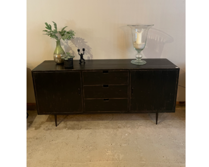 Dressoir op punt pootjes
