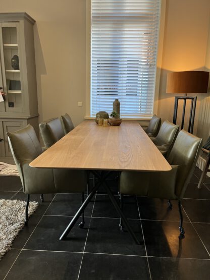 Eettafel Eikenhout met verjongd blad en afgeronde hoeken