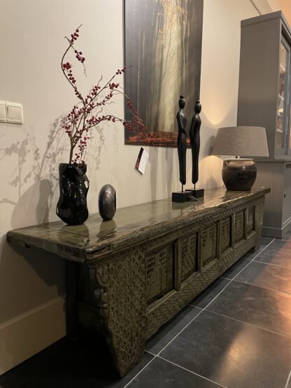 Antiek dressoir in hoogglans