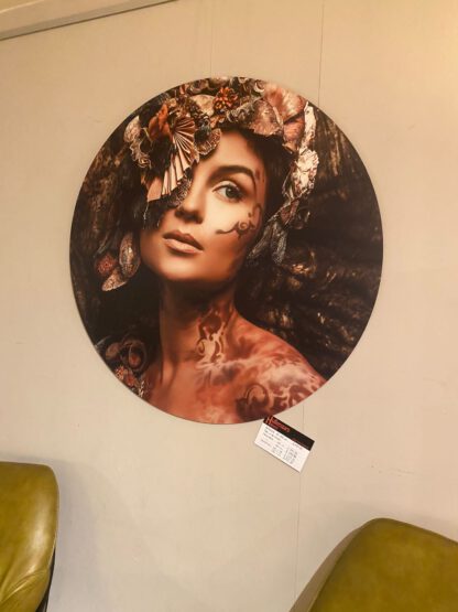 Dibond schilderij , Dame met bloemenkroon rond
