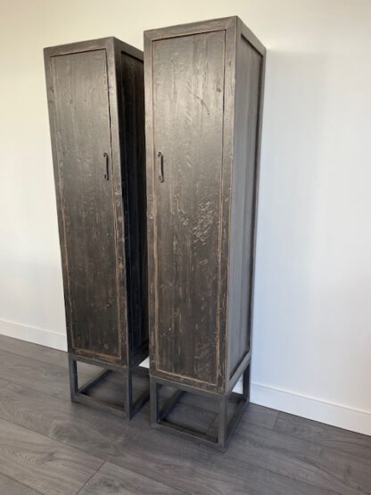 Locker kastje in oud zwart