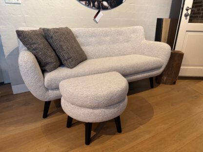Bank George met hocker