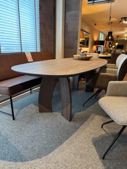 Eikenhouten eettafel stomp ovaal